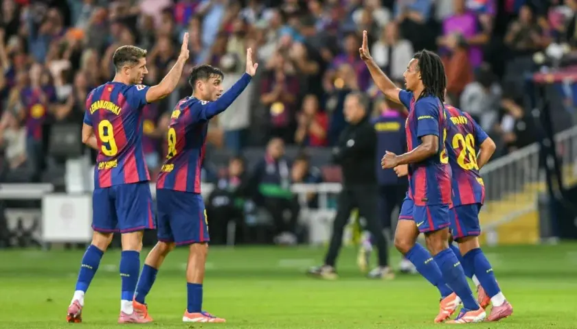 Piłkarze Barcelony, w tym Lewandowski, świętują po golu. Radość po udanym dzisiejszym meczu Barcelony.