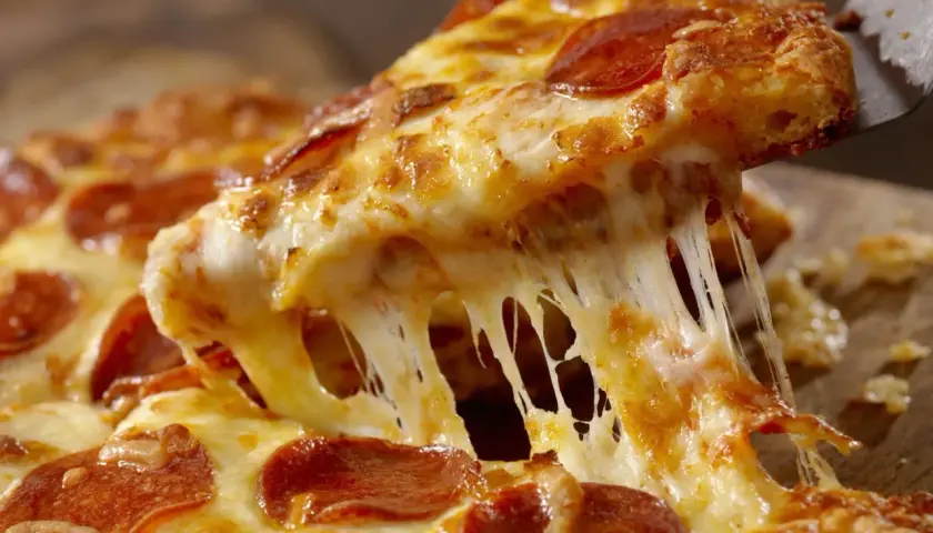 Czym posmarować spód pizzy, by uniknąć gumowatej konsystencji?