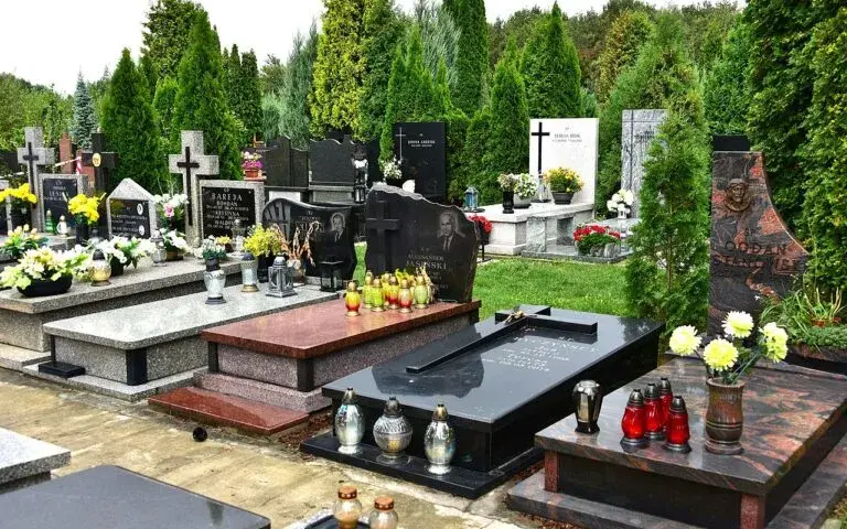 Ile jest cmentarzy w Warszawie? Zaskakujące fakty i liczby