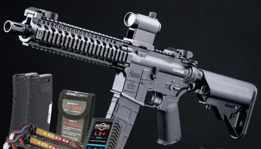 Karabin ASG DDMK18 z akcesoriami: ładowarka Matrix L3+, pokrowiec Evike.com i zapasowe baterie do asg.