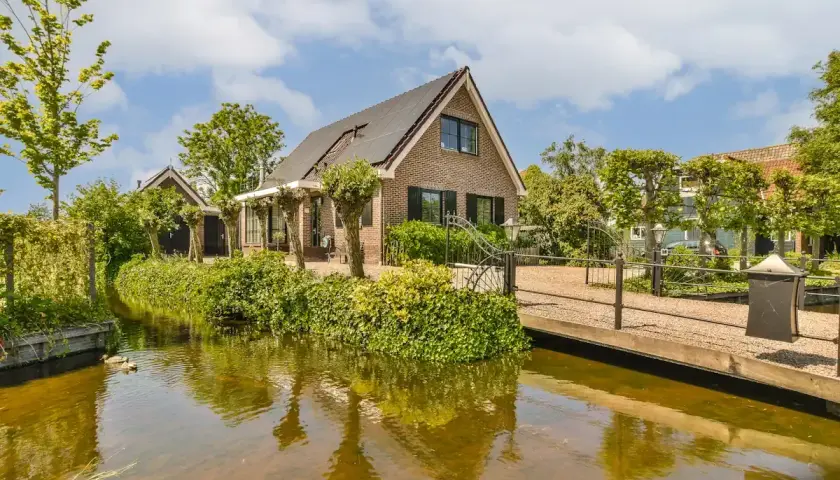 Maison de campagne avec canal, pont et jardin. Projet de transformer une dépendance en habitation, autorisation obtenue.