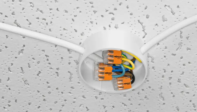 Szybka wymiana instalacji elektrycznej bez kucia. Biała puszka sufitowa z przewodami i złączkami WAGO 221.