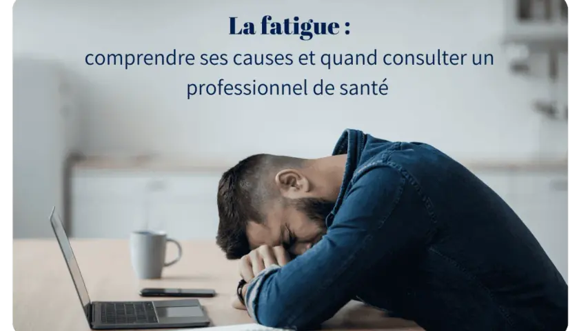 Un homme épuisé la tête sur les bras devant un ordinateur. Que peut cacher une grande fatigue ? Comprendre ses causes et quand consulter un professionnel de santé.