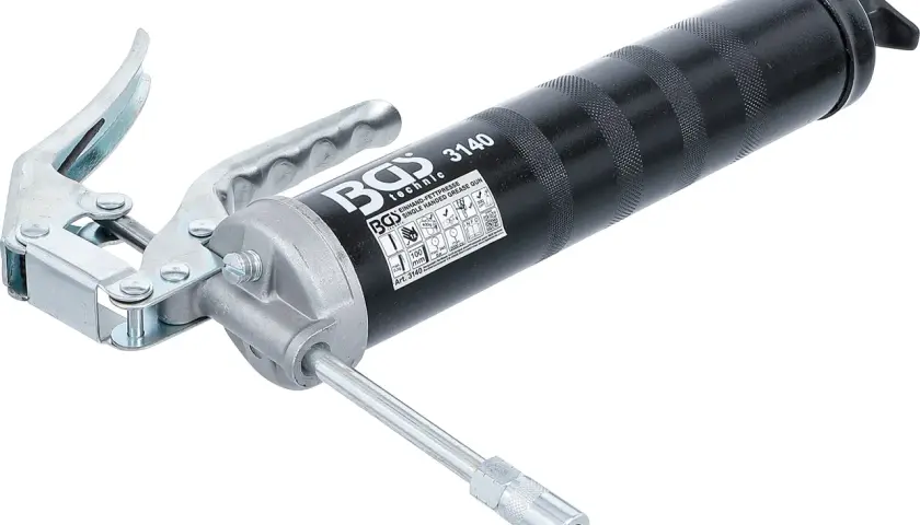Schwarze Einhand-Fettpresse mit silbernem Hebel und Auslaufrohr. Ideal für Wartungsarbeiten.