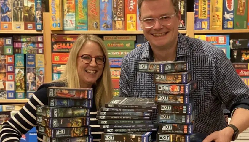 Inka und Markus Brand präsentieren stolz ihre EXIT-Spiele-Sammlung.