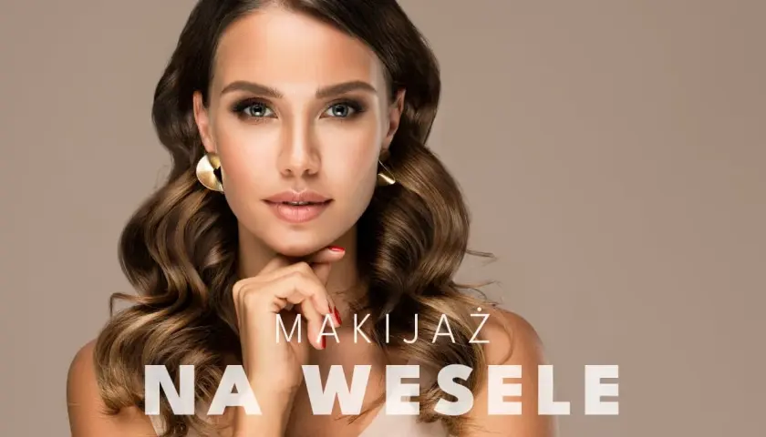Elegancka kobieta z falowanymi włosami i mocnym makijażem na wesele. Złote kolczyki dodają blasku.