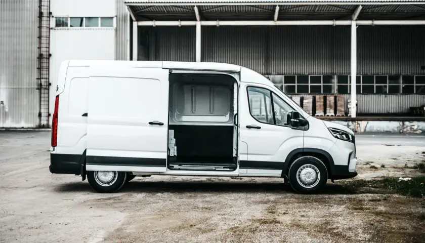 Biały Maxus Deliver 9 z otwartymi drzwiami, gotowy do załadunku.