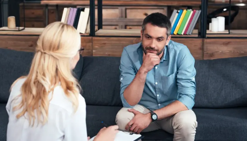 Terapia mężczyzny z ADHD, który rozważał amfetaminę jako rozwiązanie. Terapeuta słucha uważnie.