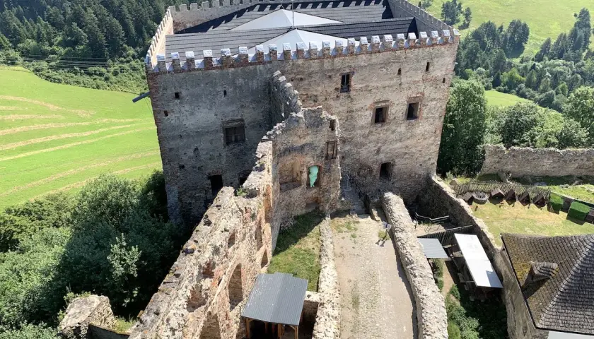 Ruiny zamku w Lubowli, otoczone zielenią, to wspaniałe atrakcje turystyczne.