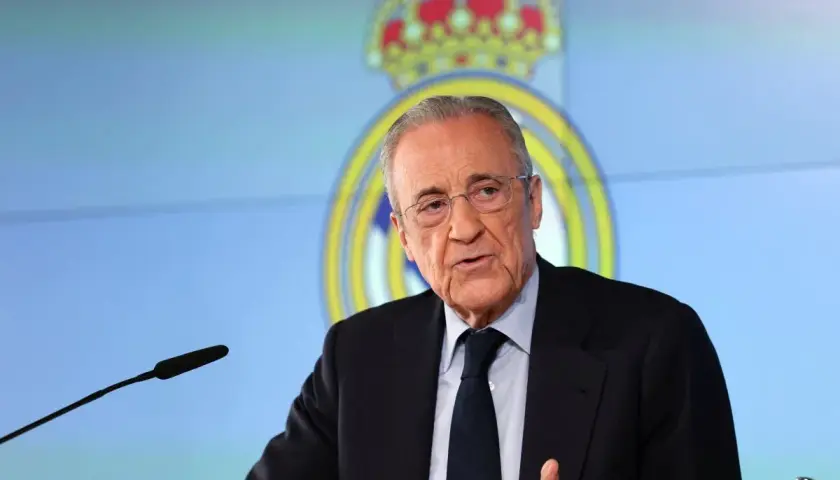 Florentino Pérez, prezes Realu Madryt, przemawia na tle klubowego logo.