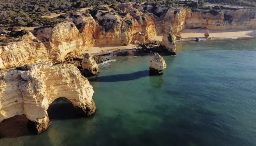 Klify Algarve, jaskinie i plaże - to jest to, co warto zobaczyć w Portugalii. Idealne miejsce na wakacje!