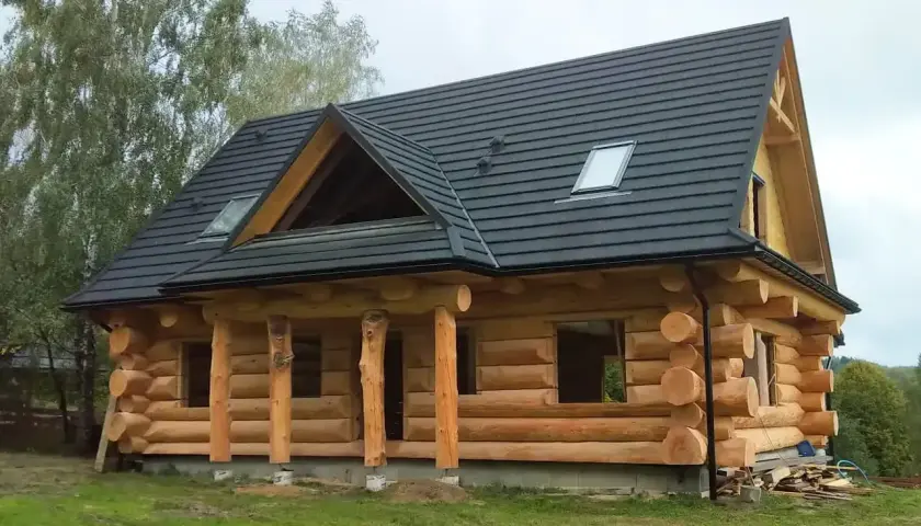 Piękny dom z bali, cena pod klucz. Naturalne drewno, solidna konstrukcja, gotowy do zamieszkania.