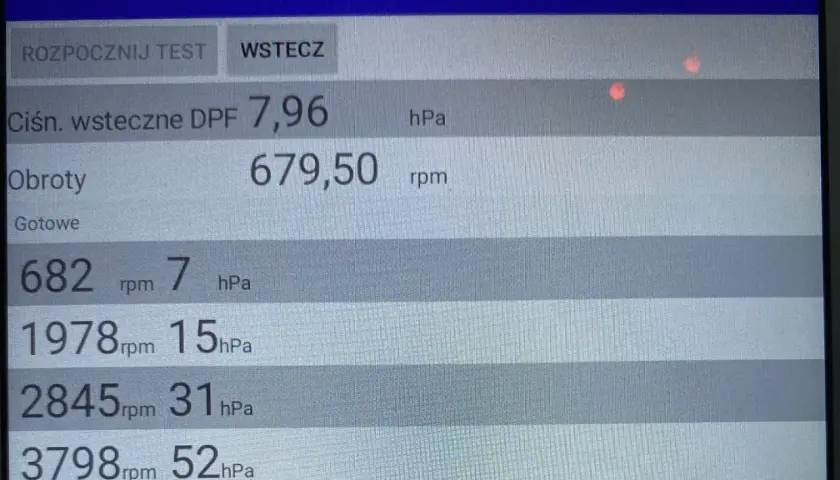 Ekran z pomiarem ciśnienia wstecznego DPF, obrotów silnika i wartościami w hPa.