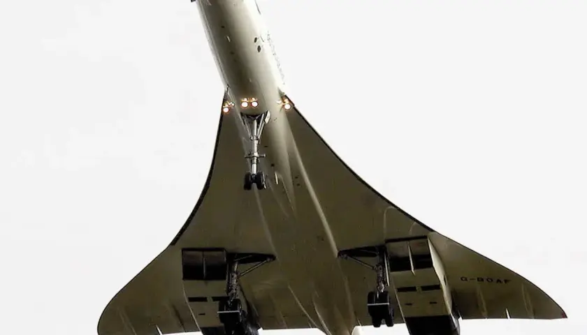 Concorde w locie, widok od dołu, z wysuniętym podwoziem.