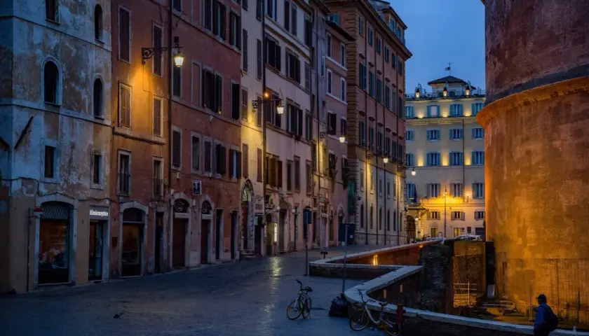 Serata romana, ideale per scoprire cosa vedere a Roma in 3 giorni a piedi. Edifici storici illuminati, vicoli acciottolati e un'atmosfera magica.