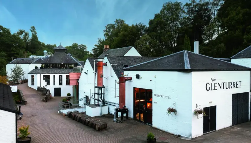 La plus vieille distillerie d'Écosse, The Glenturret, avec ses alambics en cuivre et ses tonneaux.
