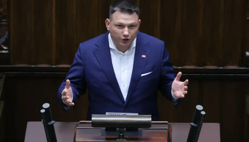 Poseł przemawia, wyjaśniając, dlaczego partia Mentzena chce podwyższenia limitu kasowego PIT do 2 mln złotych.