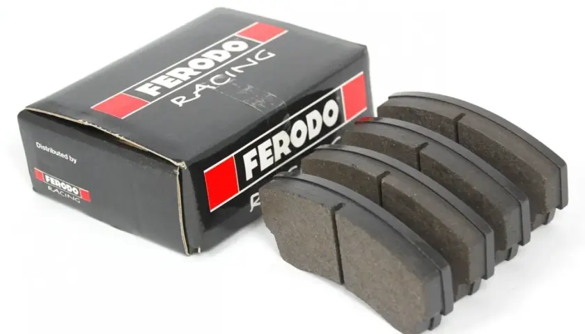 Caja de ferodo racing y pastillas de freno. El ferodo es un material de fricción esencial para la seguridad automotriz.
