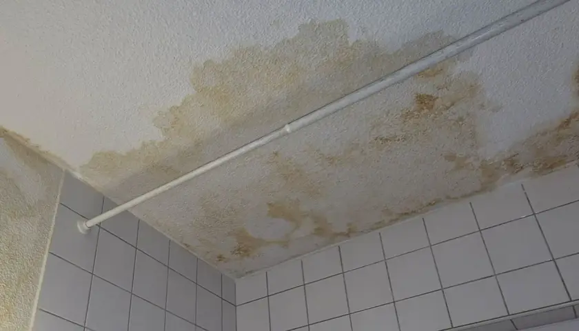 Decken- und Wandflecken deuten auf eine feuchte Wand hin, die saniert werden muss.