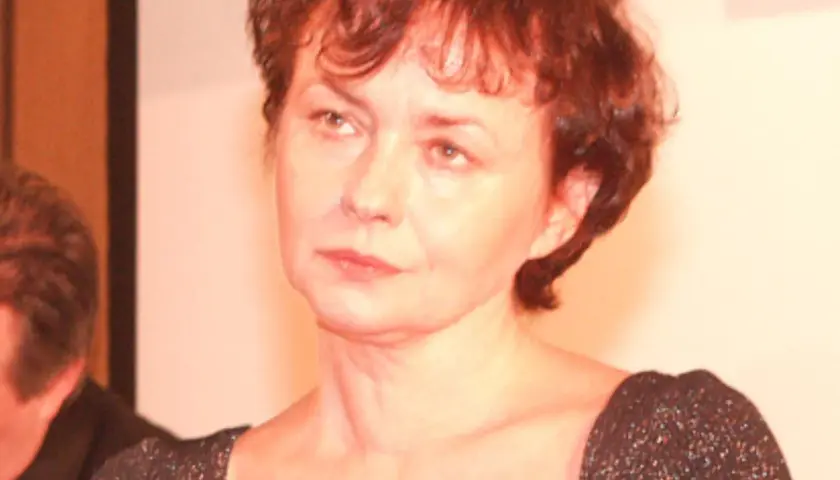 Joanna Szczepkowska, znana aktorka, w eleganckiej kreacji. Może rozmawia z mężem?