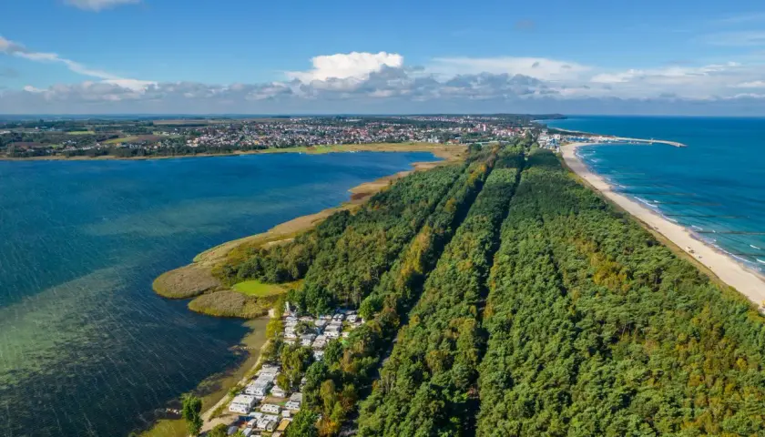 Półwysep Helski atrakcje: malowniczy widok na kemping, las i plażę nad Bałtykiem.