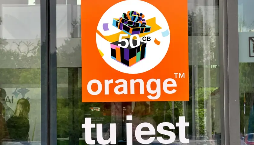 Logo Orange z informacją o 50 GB gratis. Dowiedz się, jak doładować konto Orange i skorzystać z promocji.