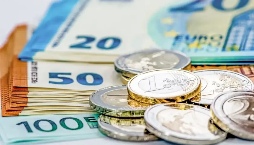 Stos banknotów 100, 50, 20 euro i monet. Zastanawiasz się, ile gotówki można przewozić w UE?