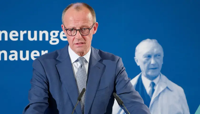 Friedrich Merz spricht vor einem Porträt von Konrad Adenauer, ein wichtiger Teil der CDU Geschichte.