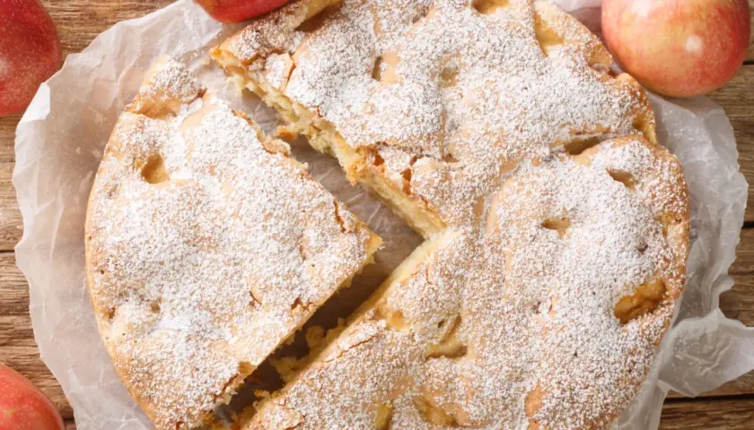 Pyszne ciasto kruche z jabłkami, posypane cukrem pudrem. Idealne na jesienne popołudnie. Ten przepis na ciasto kruche jest prosty i szybki.