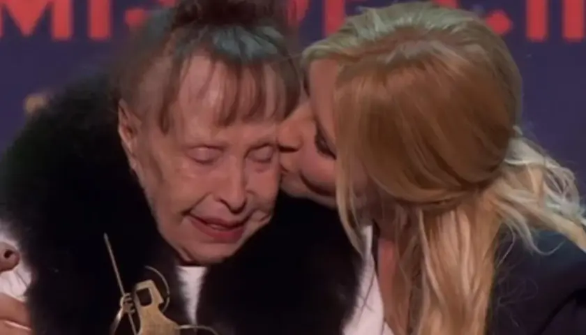 Emoción de la hija Gemma Cuervo al recibir un premio, besada por otra mujer.