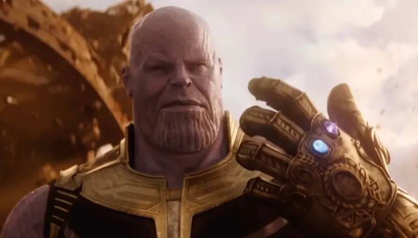 Thanos, il Titano Pazzo, mostra il Guanto dell'Infinito, con le gemme che brillano. Il suo sguardo è ineluttabile, pronto a realizzare il suo piano.