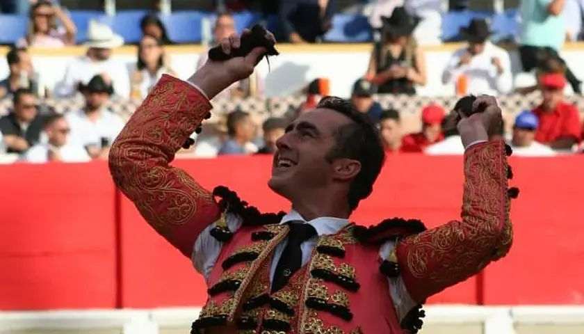 El torero El Fandi, con su traje de luces, celebra en la plaza. Su edad no le resta pasión.