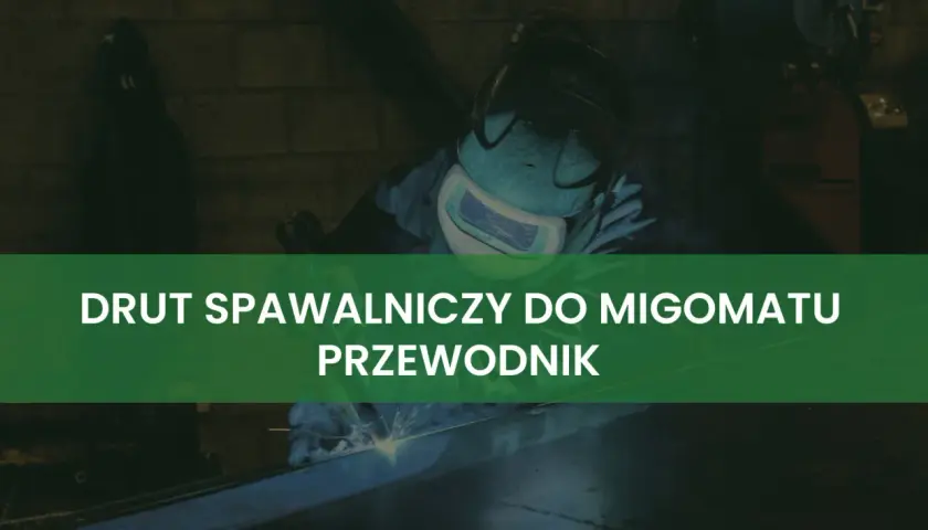 Spawacz w masce ochronnej pracuje z migomatem, używając drutu spawalniczego.