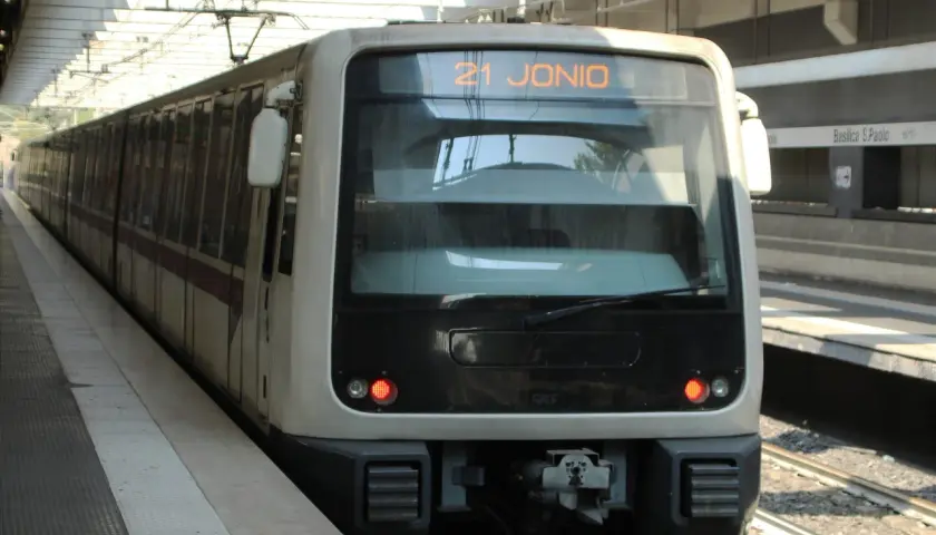 Treno della metro B fermo in stazione, con indicazione "21 Jonio". Forse in attesa di lavori o per un guasto.