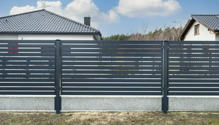 Ile za metr ogrodzenia panelowe? Sprawdź, co wpływa na ceny