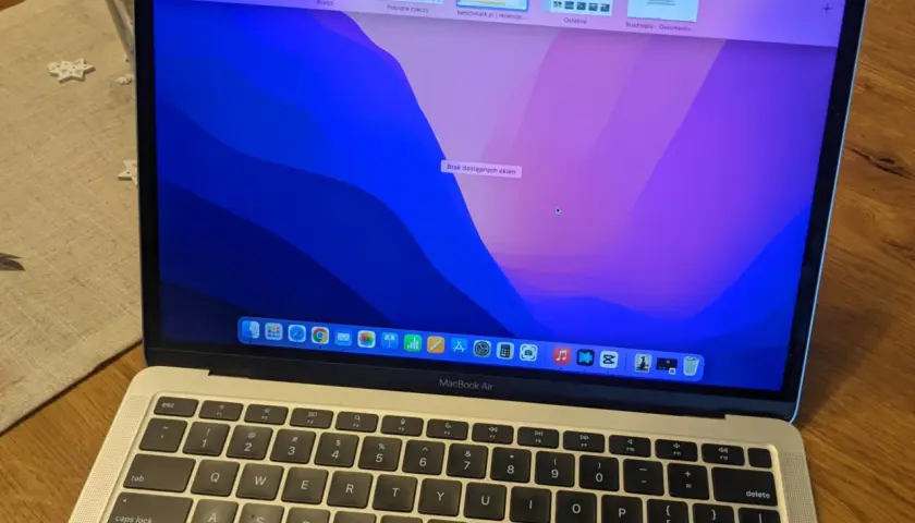 MacBook Air z kolorową tapetą. Czy mogę połączyć AirPods z laptopem? Tak, to możliwe.