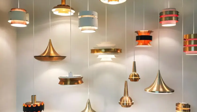Colección de lámparas colgantes de diseño, algunas con **bombillas sin punto de luz** visible, creando un ambiente cálido y moderno.