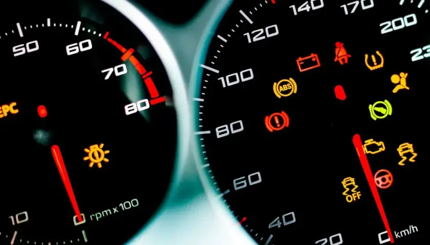 Migoczą światła? To mogą być objawy uszkodzonego regulatora napięcia