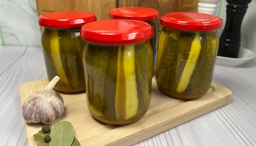 Jak zrobić ogórki z przyprawą curry - prosty przepis na zimowe przetwory
