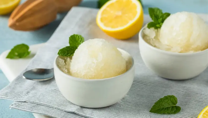 Orzeźwiająca cytrynowa granita, idealna na upalne dni. Prosty przepis na domową granita.