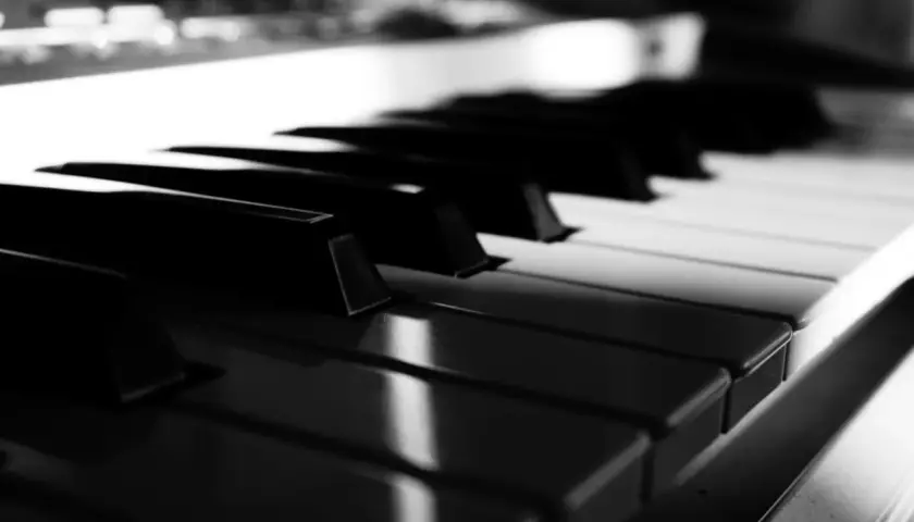 Klawisze pianina i fortepianu wyglądają podobnie, ale czy to to samo? Zbliżenie na czarno-białe klawisze instrumentu.