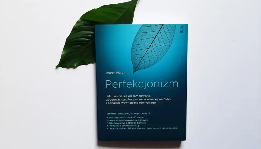 Książka "Perfekcjonizm" Sharon Martin to przewodnik, jak wyleczyć się z perfekcjonizmu, zaakceptować siebie i odnaleźć spokój.