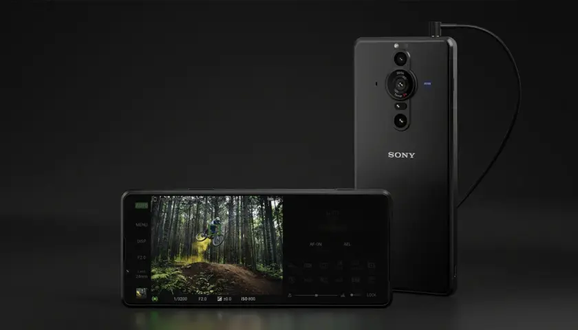Sony Xperia Pro i z profesjonalnym aparatem, gotowy do uchwycenia dynamicznych ujęć, np. rowerzysty w lesie.