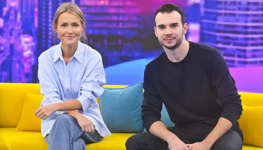 Olga Frycz i jej partner siedzą na kanapie.