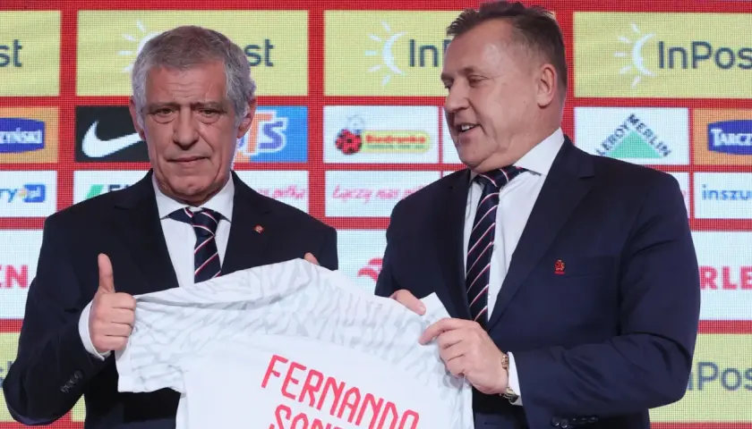 Fernando Santos, jeden z wielu polscy trenerzy za granicą, prezentuje koszulkę.