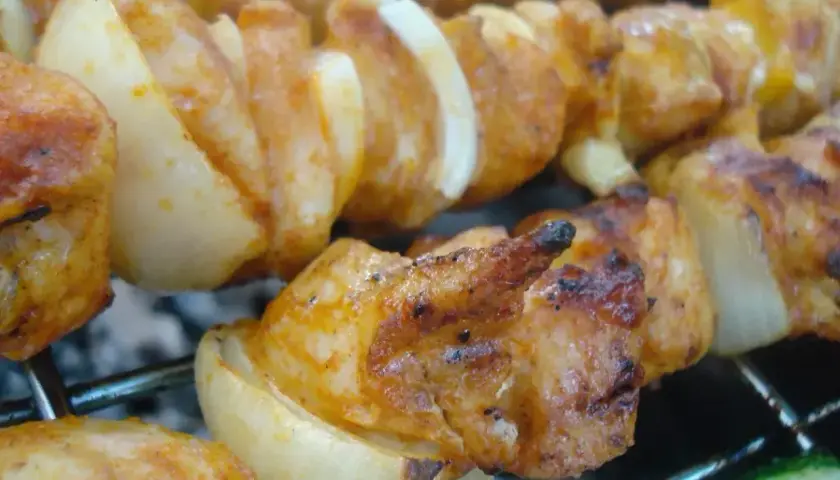 Szaszłyki z kurczaka i cebuli na grillu. Dowiedz się, jak pokroić cebulę na szaszłyki, by były idealne.