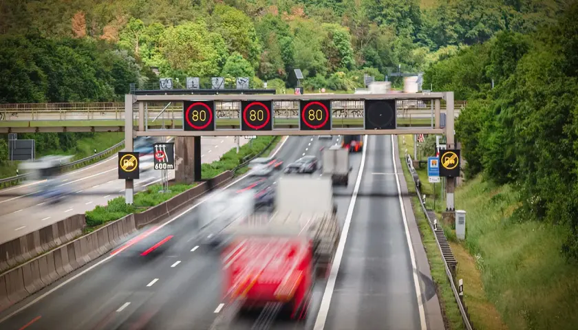 Autobahn mit Tempolimit 80 in Litauen. Verkehr fließt, aber die Geschwindigkeit wird kontrolliert.