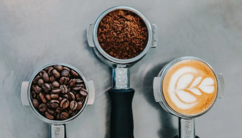 Ziarna kawy, mielona kawa i gotowe cappuccino z latte art. Pyszna kawa, niskie kcal.