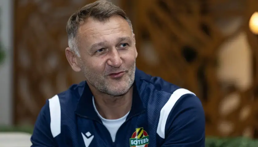 Artur Płatek w dresie z herbem klubu, zamyślony.