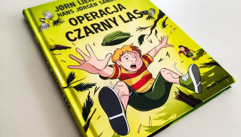 Okładka książki "Operacja Czarny Las" z chłopcem wpadającym w panice. Idealna pozycja dla 7 latka, pełna przygód!